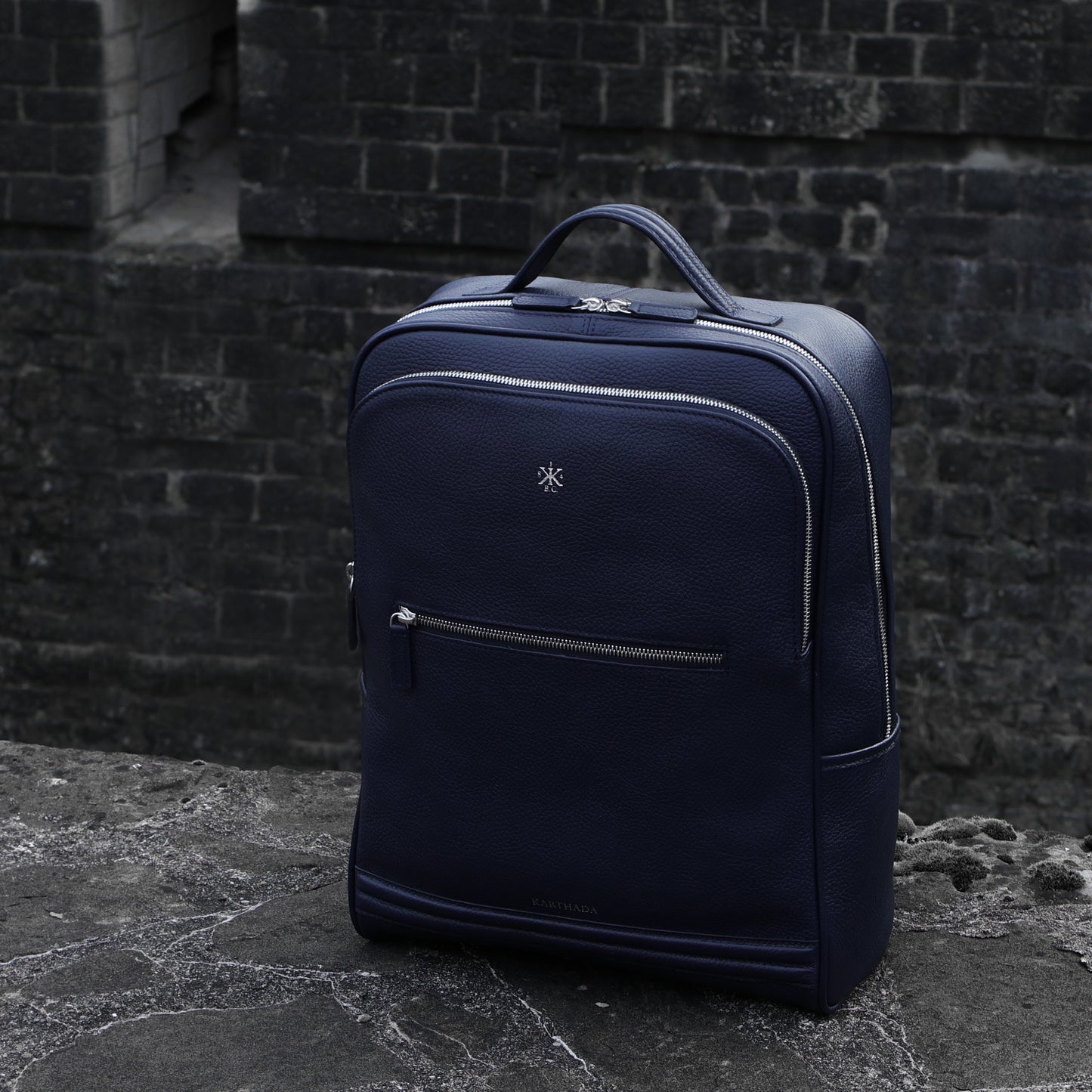 MAGONID Rucksack aus genarbtem Leder in Blau